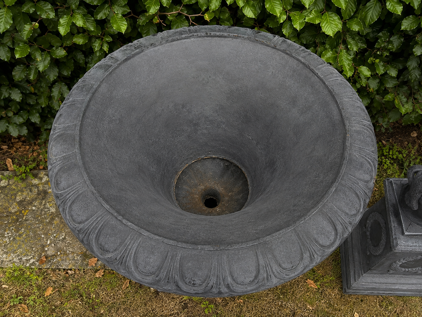 Amphore auf Sockel, Grau 104cm – Bild 6