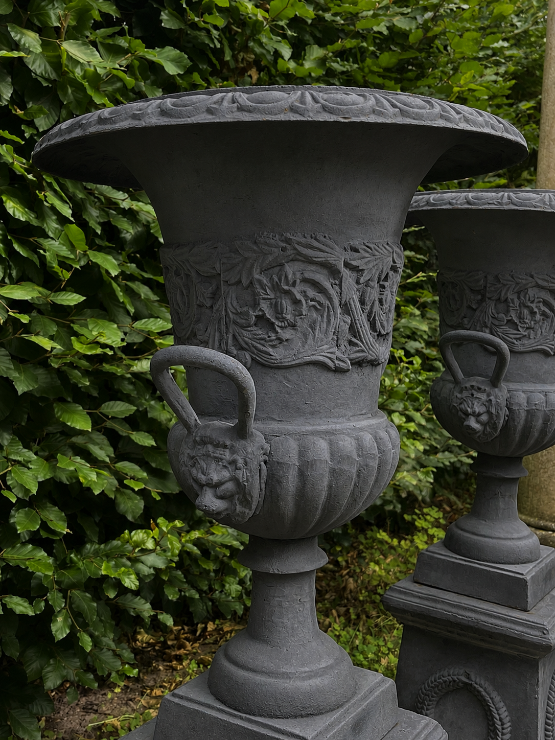 Amphore auf Sockel, Grau 104cm – Bild 4