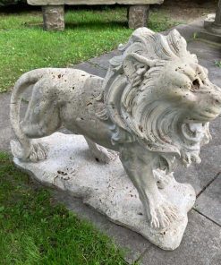 imposanter Löwe aus Travertin
