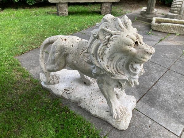 imposanter Löwe aus Travertin