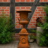 Gusseiserne Amphore auf Sockel, Rost/Edelrost
