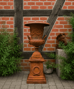 Gusseiserne Amphore auf Sockel, Rost/Edelrost