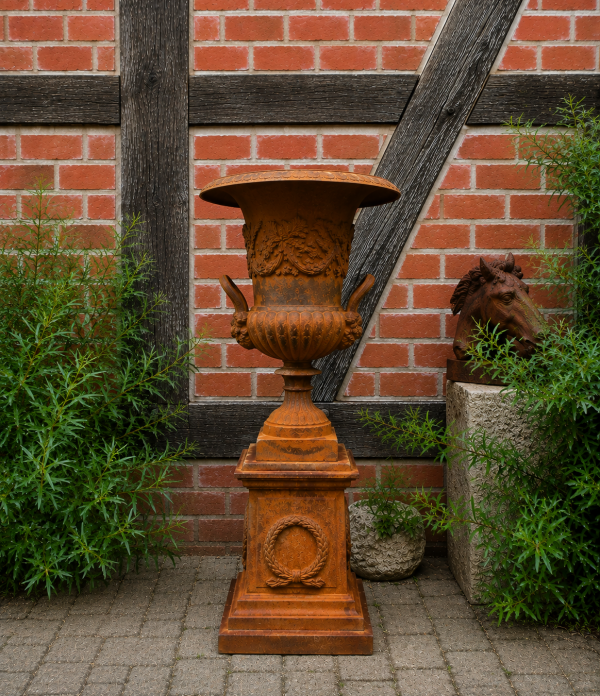 Gusseiserne Amphore auf Sockel, Rost/Edelrost