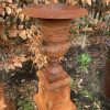 Gusseiserne Amphore auf Sockel, Rost – Bild 2