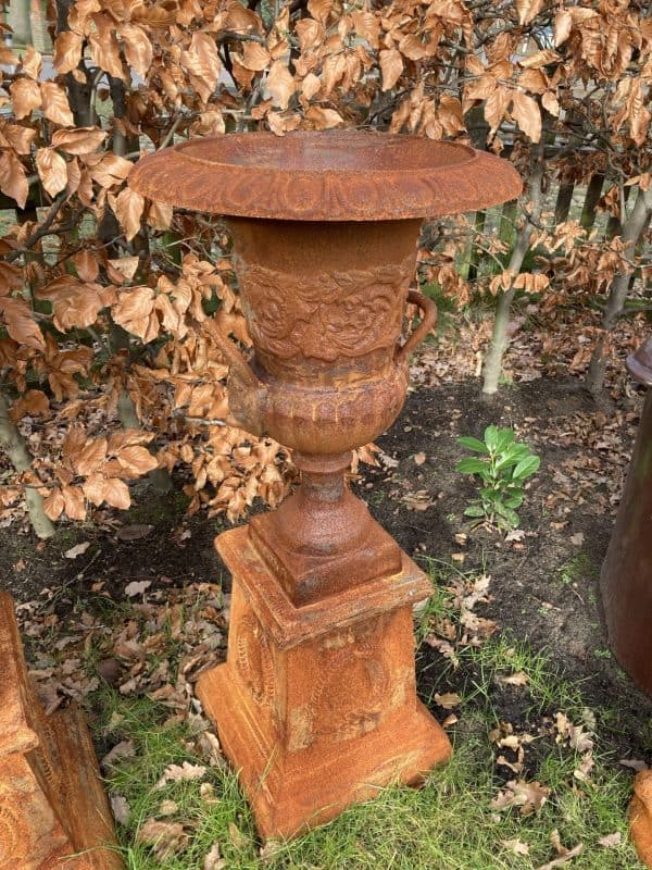 Alternative view of Gusseiserne Amphore auf Sockel, Rost