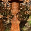 Gusseiserne Amphore auf Sockel, Rost