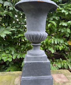 Klassische Gartenamphore aus Gusseisen mit Sockel, 65cm