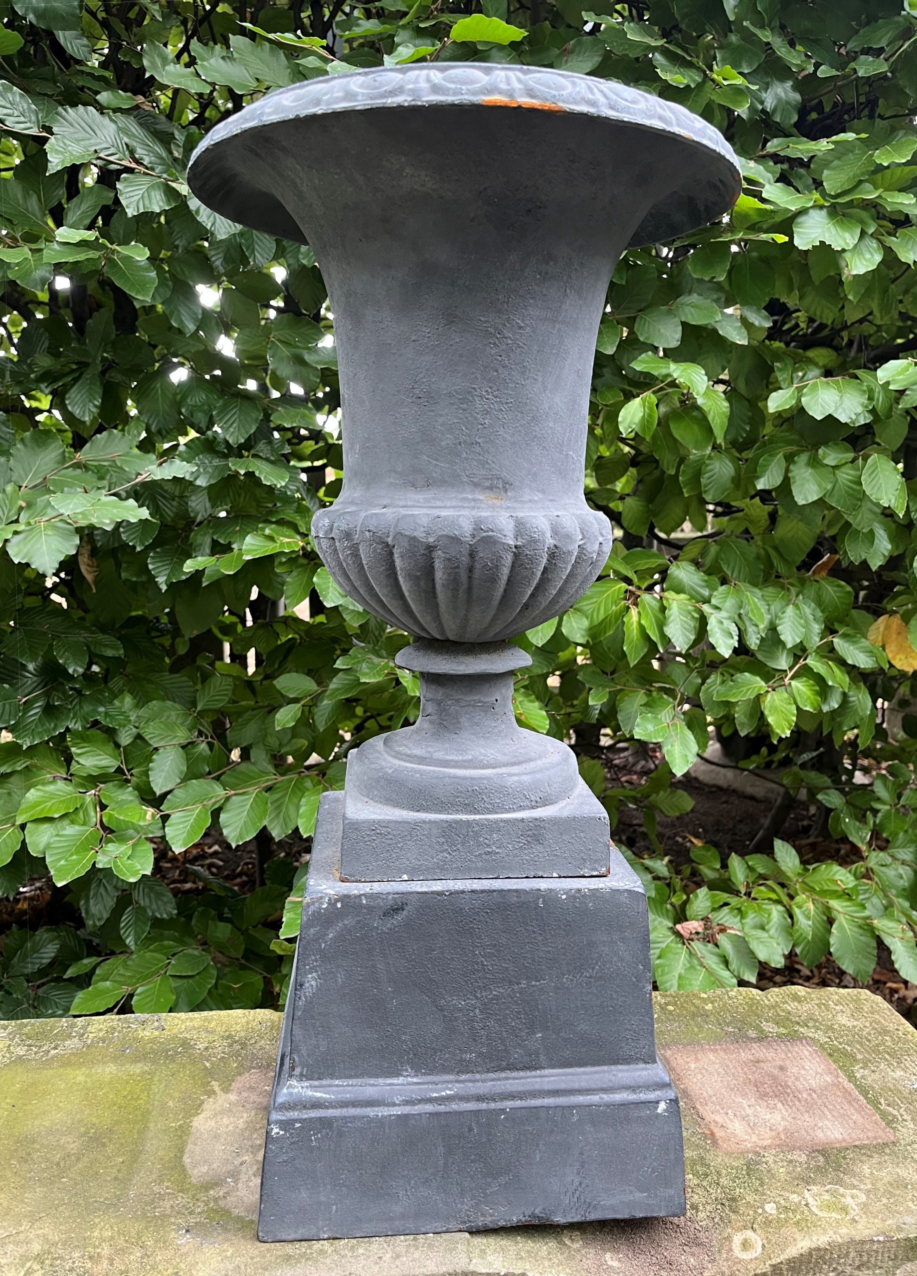 Klassische Gartenamphore aus Gusseisen mit Sockel, 65cm